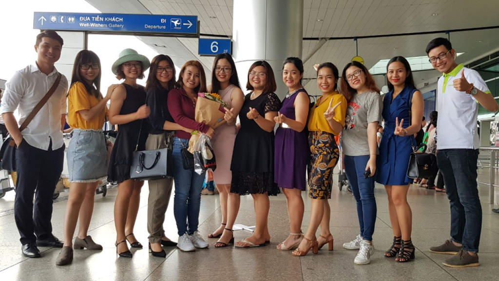 Một vài anh em Nhà Đại Phát ra sân bay tiễn Hương