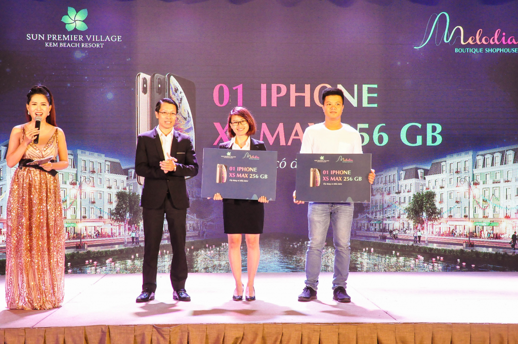 Các khách hàng của Nhà Đại Phát được trao tặng những chiếc iphone XS