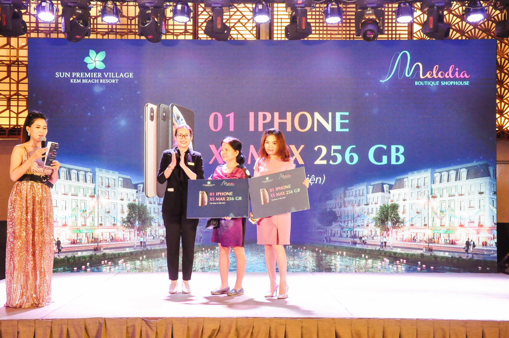 Các khách hàng của Nhà Đại Phát được trao tặng những chiếc iphone XS