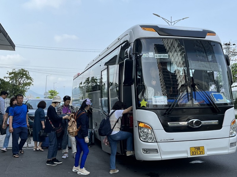 Du khách Hàn Quốc đi du lịch tại Nha Trang - Khánh Hòa.